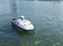 Drone marin USV télé-opéré en opération sur rivière