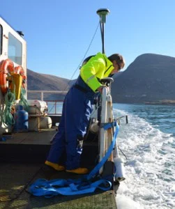 Support du débitmètre et bathymètre installé sur le côté du bateau