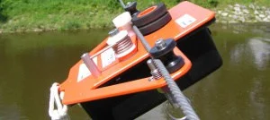 Drisse motorisée télécommandée traversant la rivière sur son câble